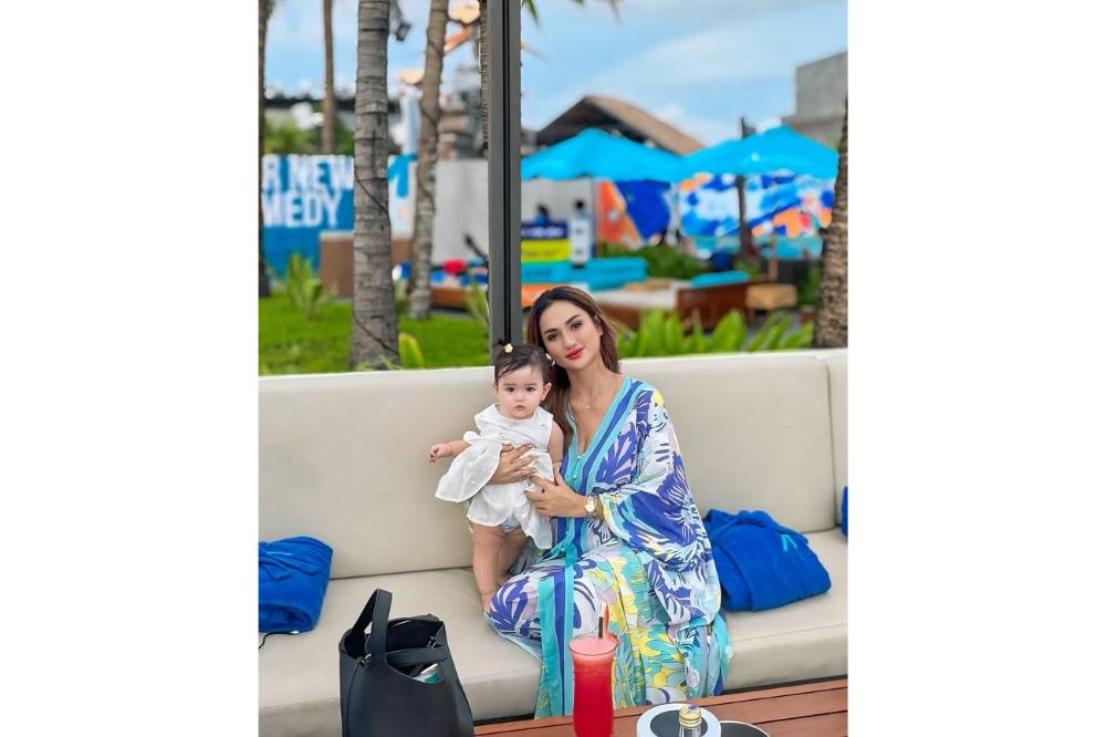 Foto Zeya Anak Tengku Dewi Putri dalam Berbagai Ekspresi 2.png