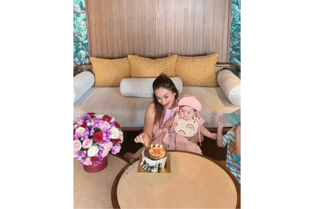 Foto Zeya Anak Tengku Dewi Putri dalam Berbagai Ekspresi 5.png