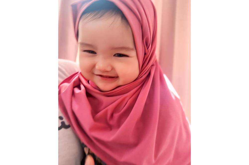 Foto Zeya Anak Tengku Dewi Putri dalam Berbagai Ekspresi 7.png