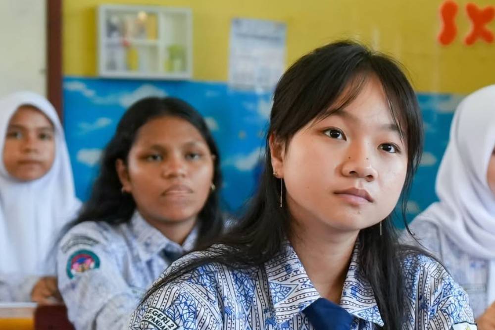 Siswi SMP sedang belajar