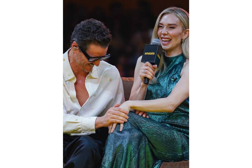 Foto Vanessa Kirby Pamer Baby Bump saat Promo Fantastic Four 4.png