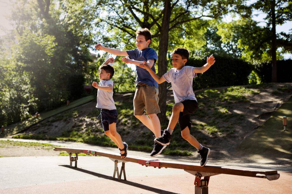 Anak-anak bermain di playground