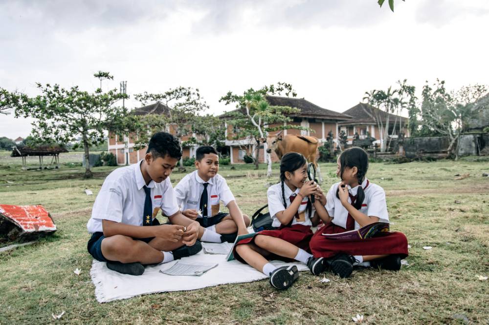 Anak-anak belajar di luar sekolah