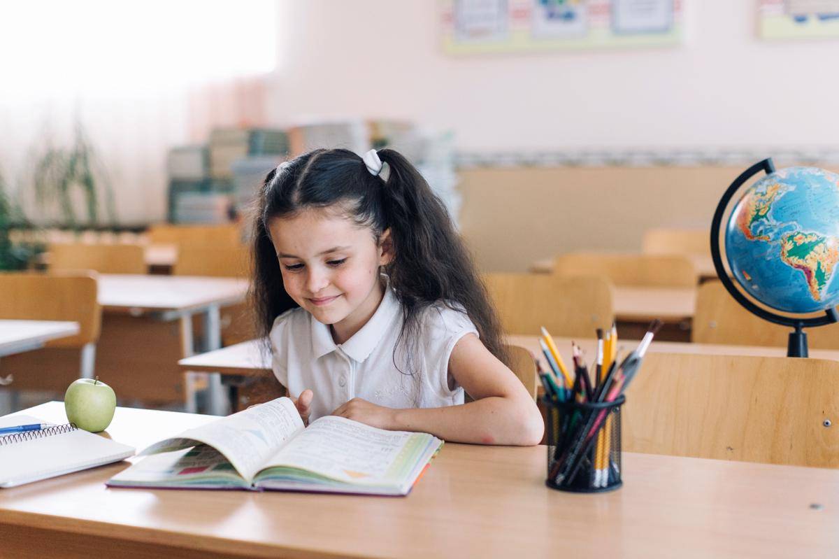 Anak perempuan sedang belajar di kelas