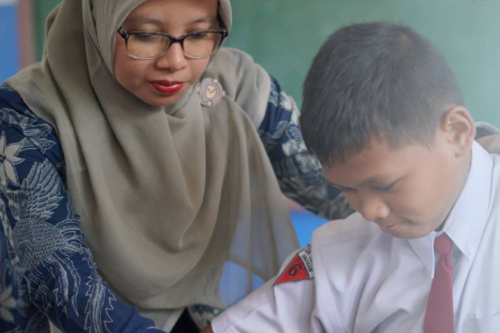 Siswa sedang dibimbing guru