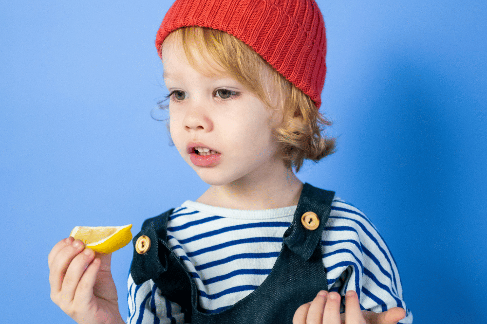 Anak makan lemon