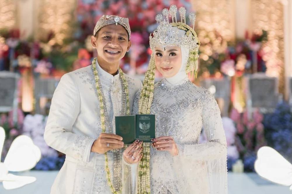 Beckham Putra dan istrinya