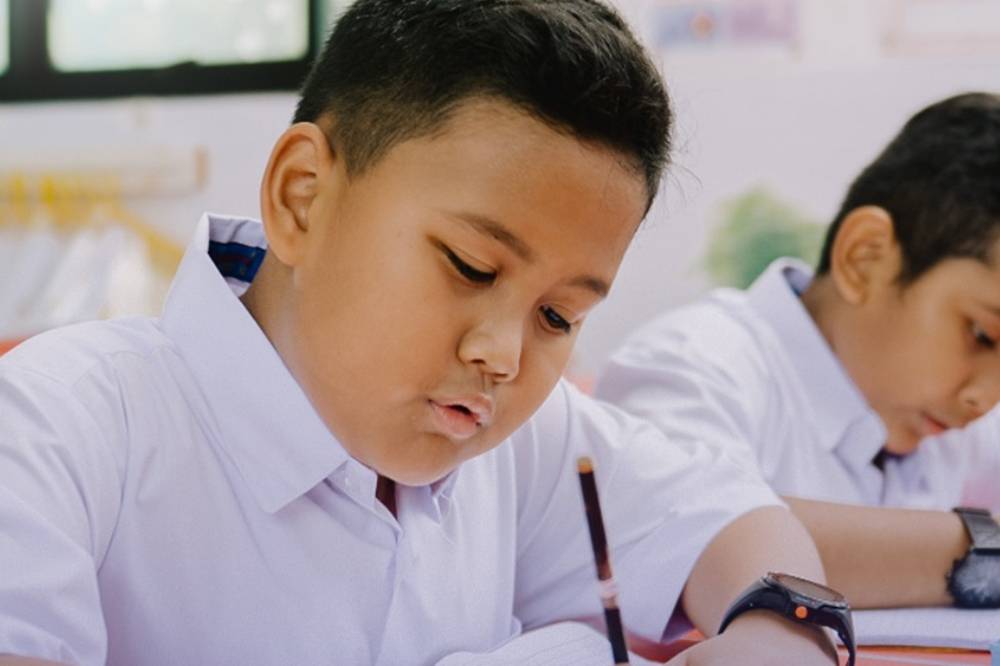 Siswa SD sedang mengerjakan