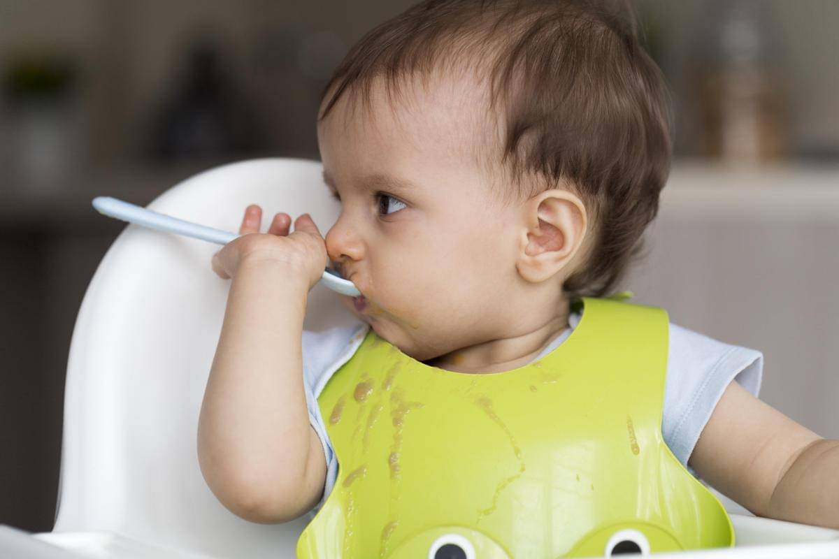 ilustrasi bayi makan (freepik)