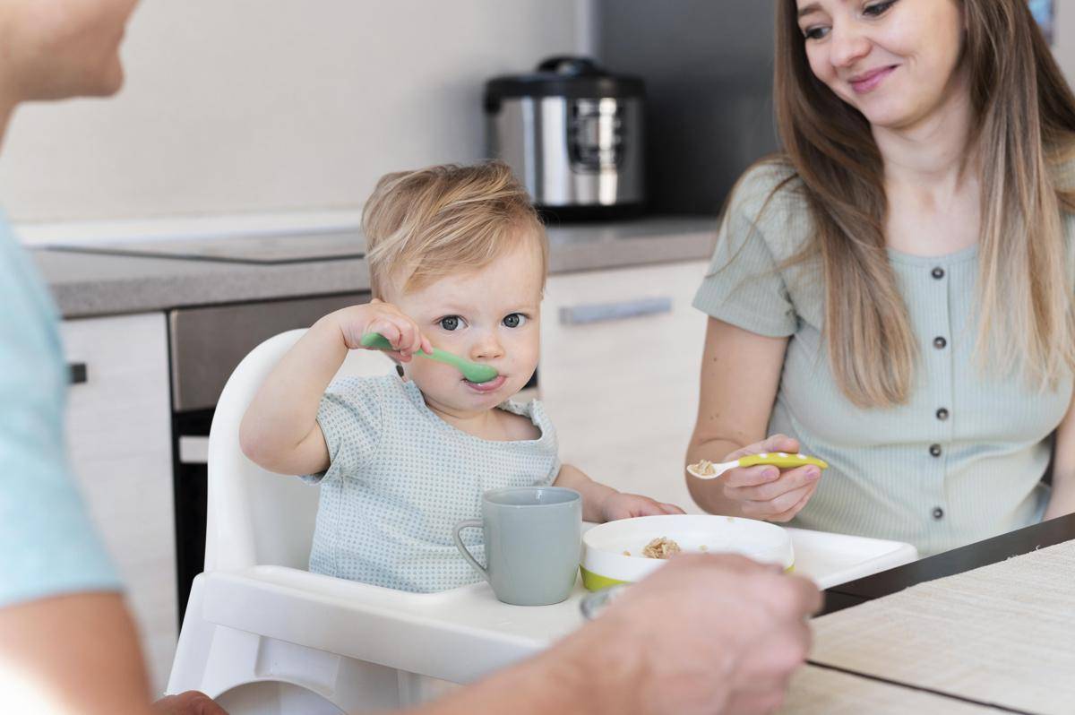 ilustrasi anak makan dengan orang tua (freepik)