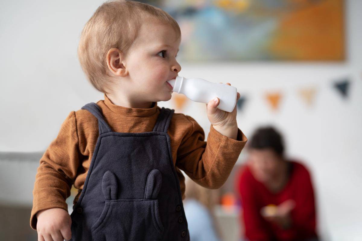 Anak meminum susu