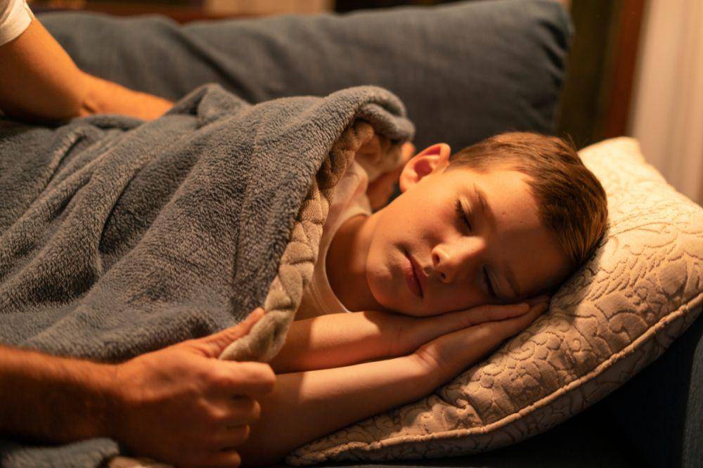 Anak laki-laki sedang tidur