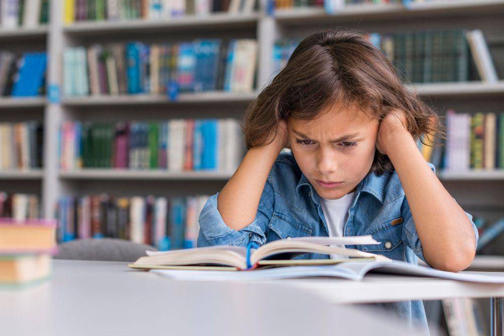 Anak yang terlihat tidak fokus belajar