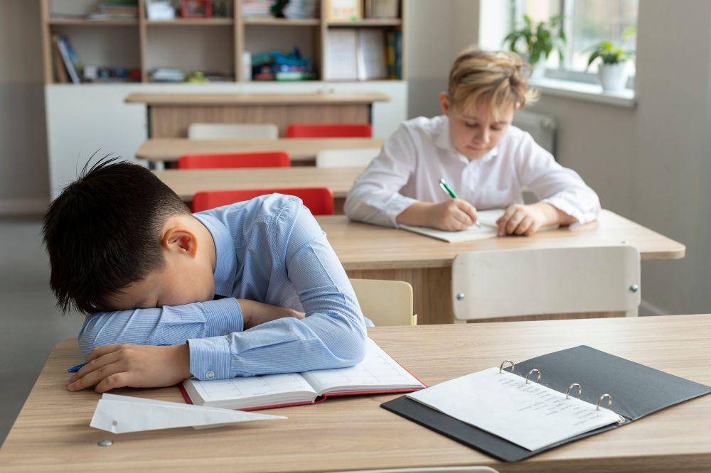 Anak tertidur di kelas