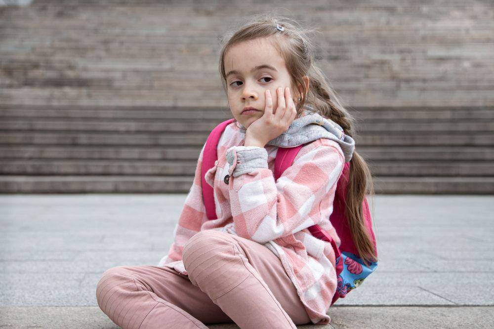 Anak perempuan yang terlihat tidak bersemangat