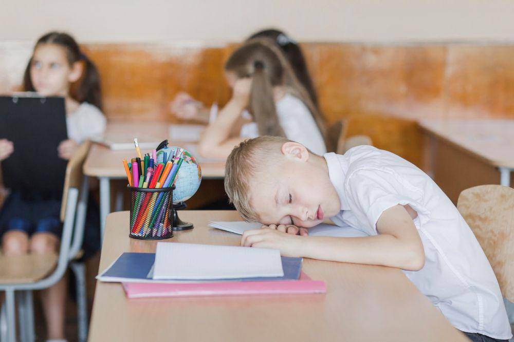 Anak yang tertidur di kelas