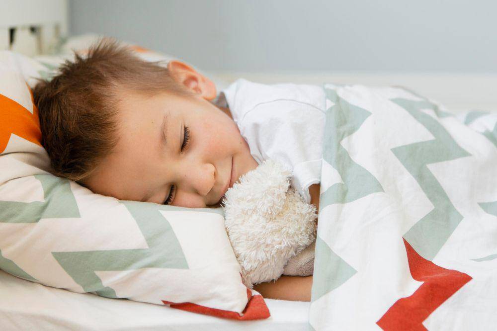 Anak laki-laki sedang tidur