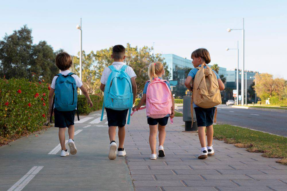 Anak-anak pergi ke sekolah