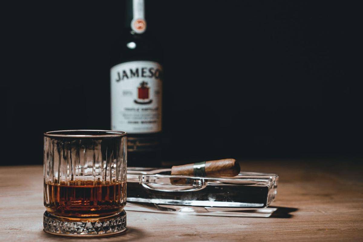 ilustrasi rokok dan minuman alkohol (pexels.com/Alican Atas)