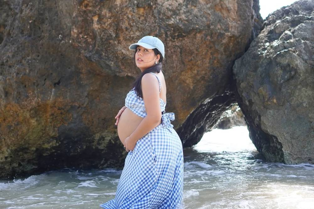 Foto Nessie Judge Pamer Baby Bump saat Babymoon 7.png