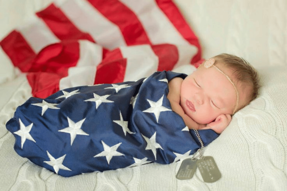 Bayi dengan bendera Amerika .png