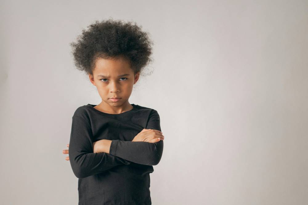 Anak pakai baju hitam