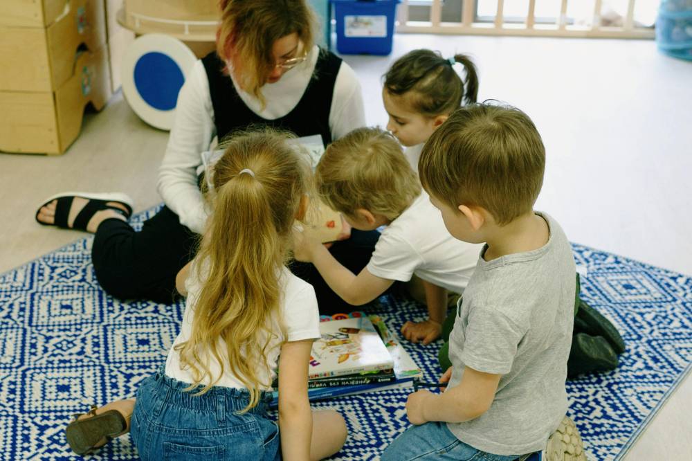 Ilustrasi storytelling di kindergarten