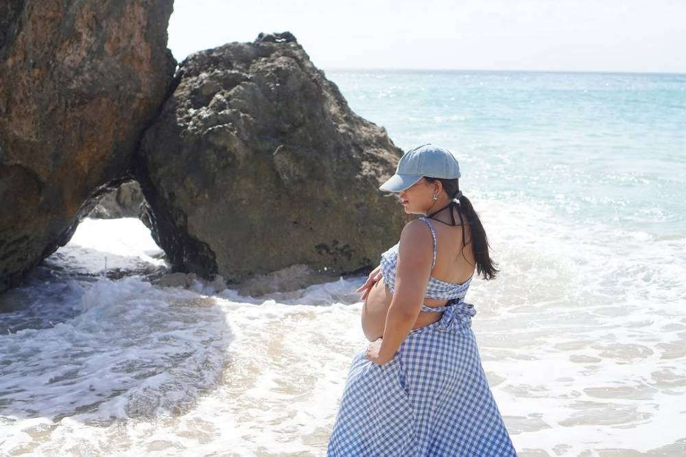 Foto Nessie Judge Pamer Baby Bump saat Babymoon 2.png