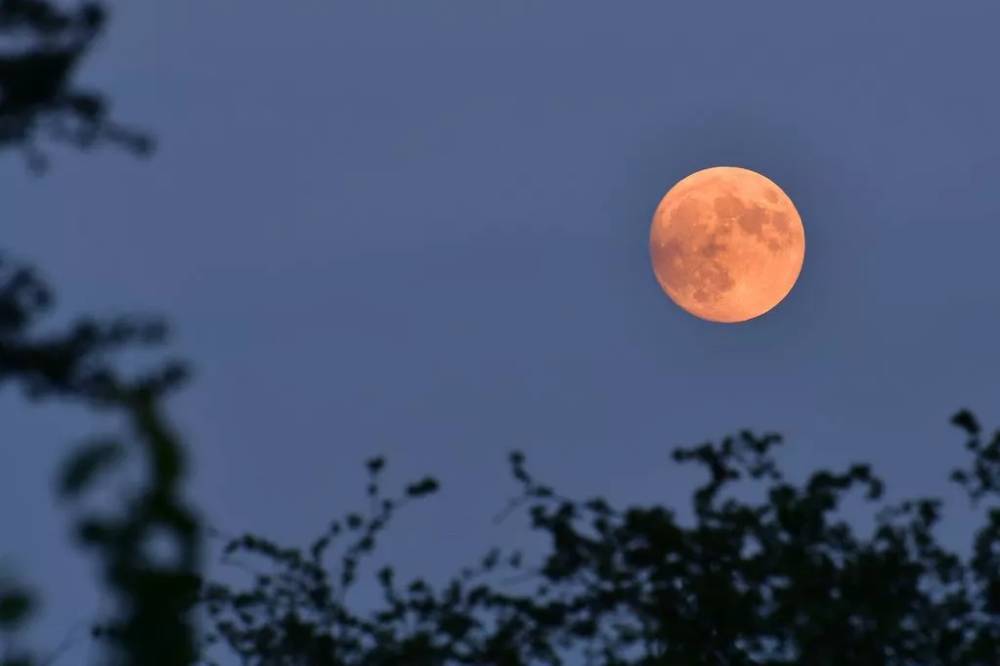 Strawberry Moon dari jauh