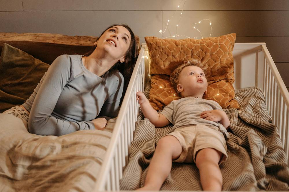 Anak dan ibu memandang ke langit-langit