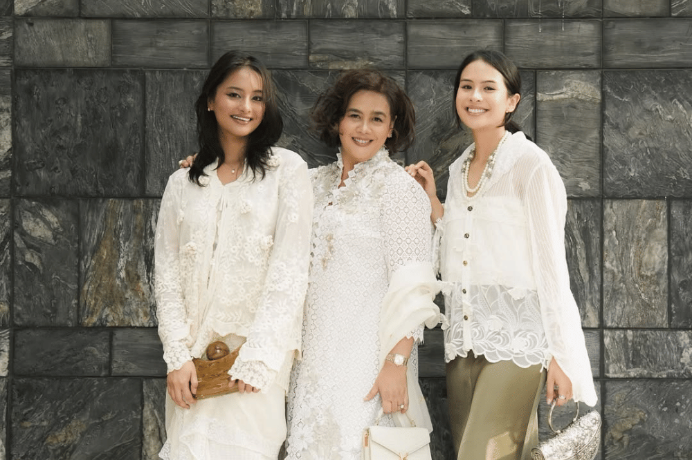 Maudy Ayunda dan Amanda Khairunnisa bersama ibunya