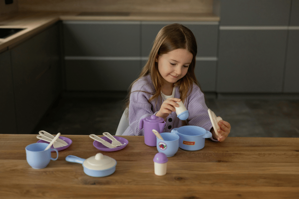 Anak main masak-masakan