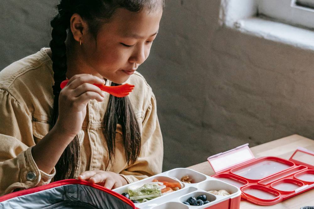 Anak remaja sedang makan
