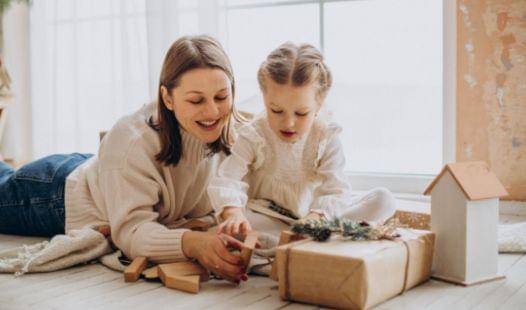 Mama berikan hadiah untuk anak perempuan