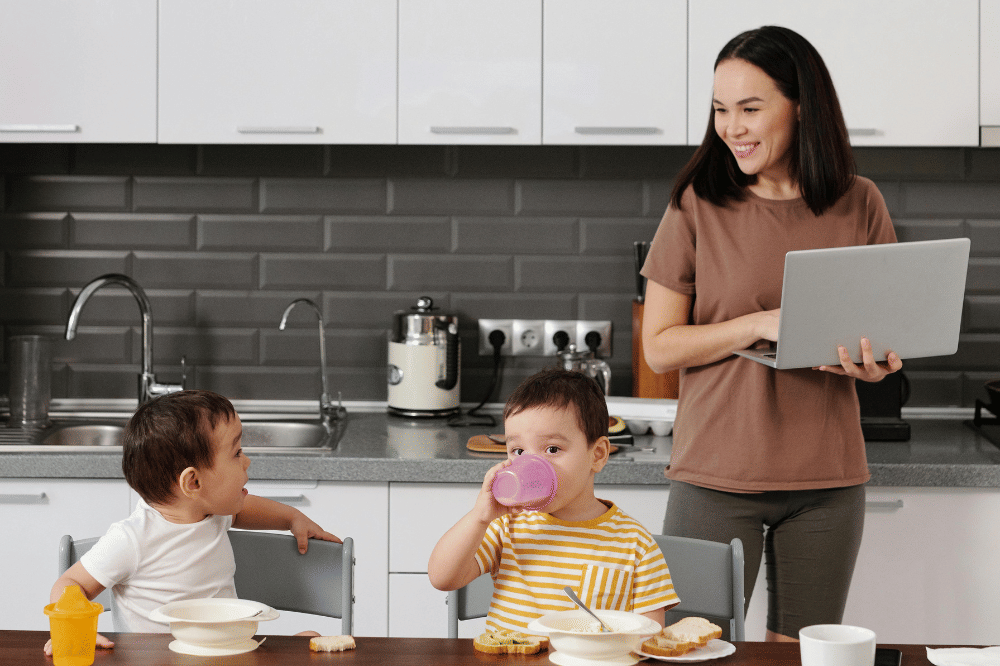 Dua anak bercerita setelah makan lalu didengar Ibu