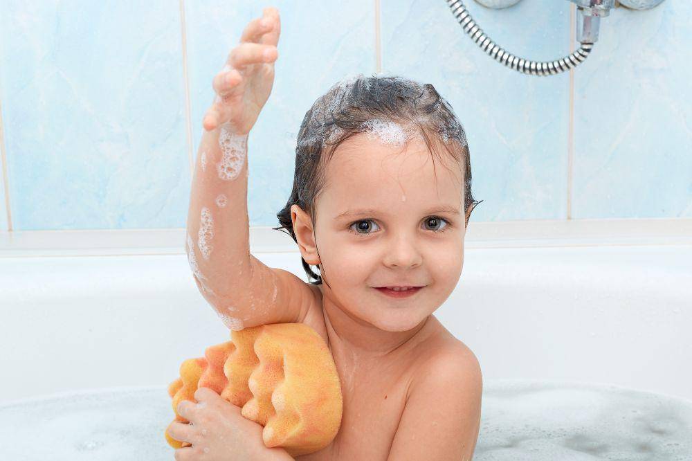 Anak sedang mandi
