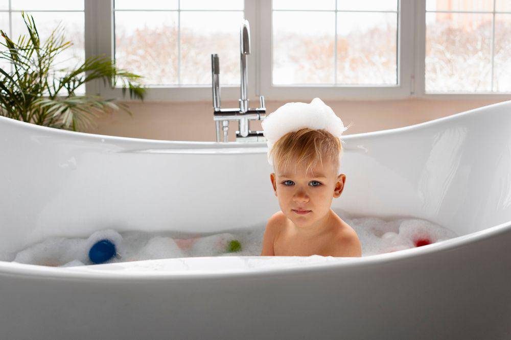 Anak laki-laki mandi di bathtub