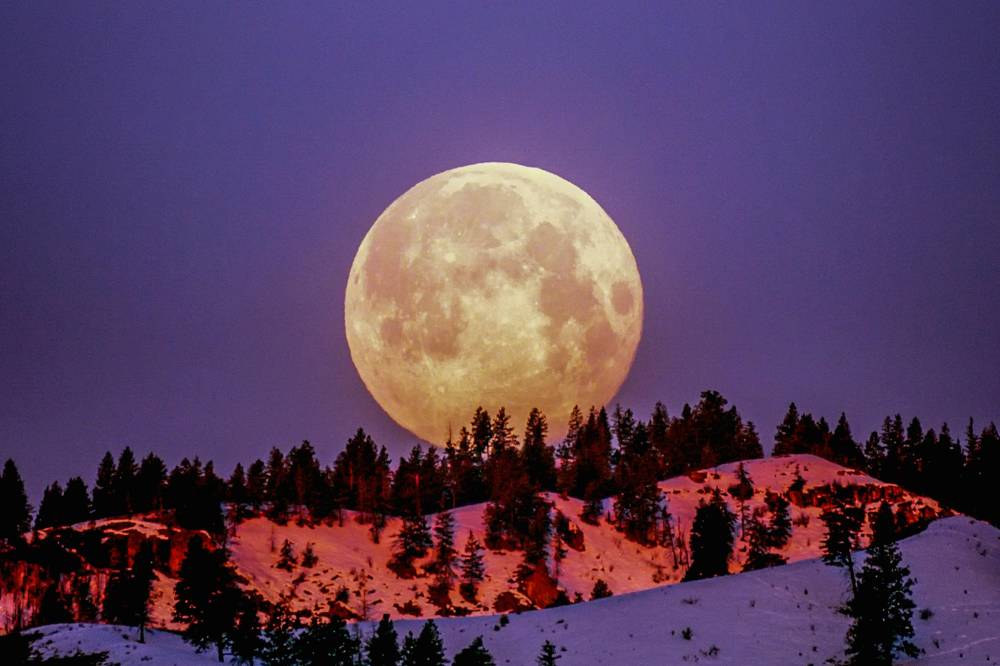 Full moon di tengah salju
