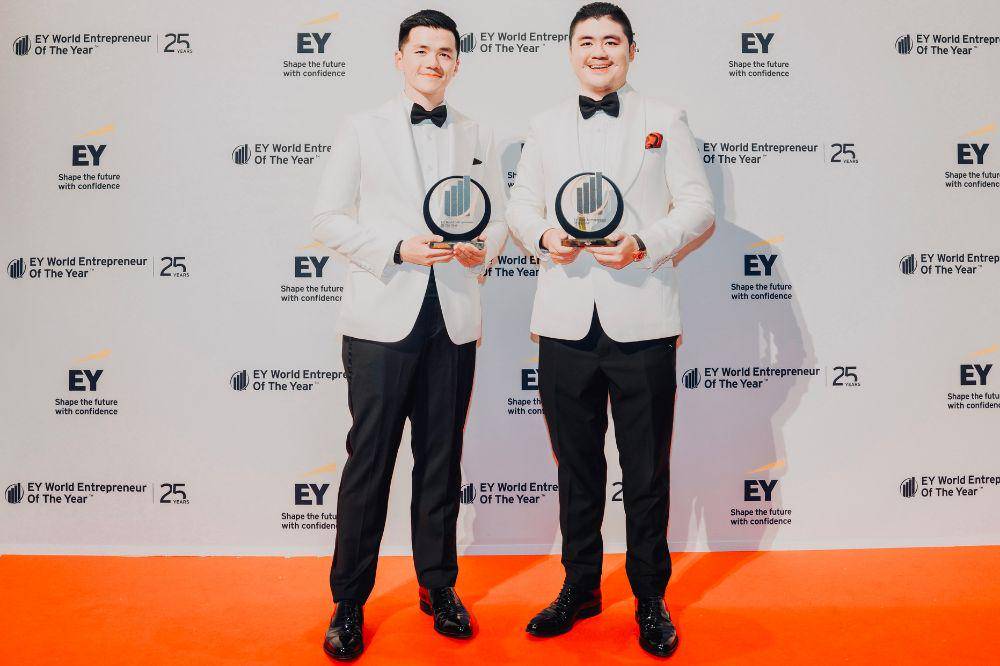 Winston Utomo dan William Utomo Menerima Penghargaan EY World Entrepreneur of the Year 2025