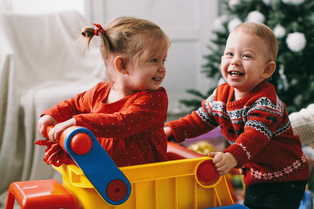 Anak bermain dengan saudaranya saat natal