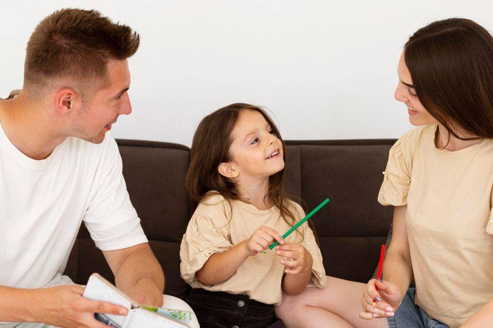 Anak berbincang dengan orangtuanya