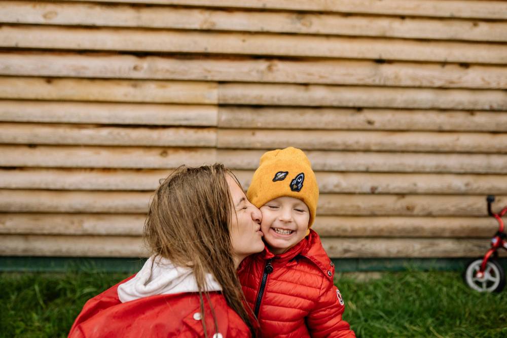 Ibu mencium anak di outdoor