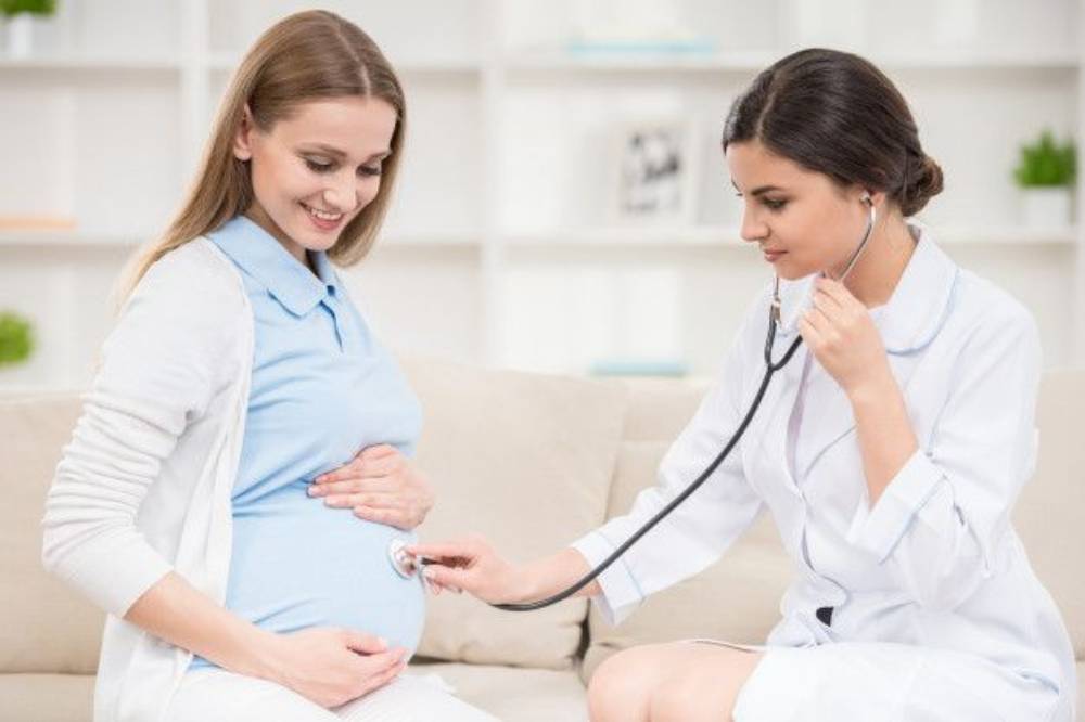Ibu hamil dan dokter .png