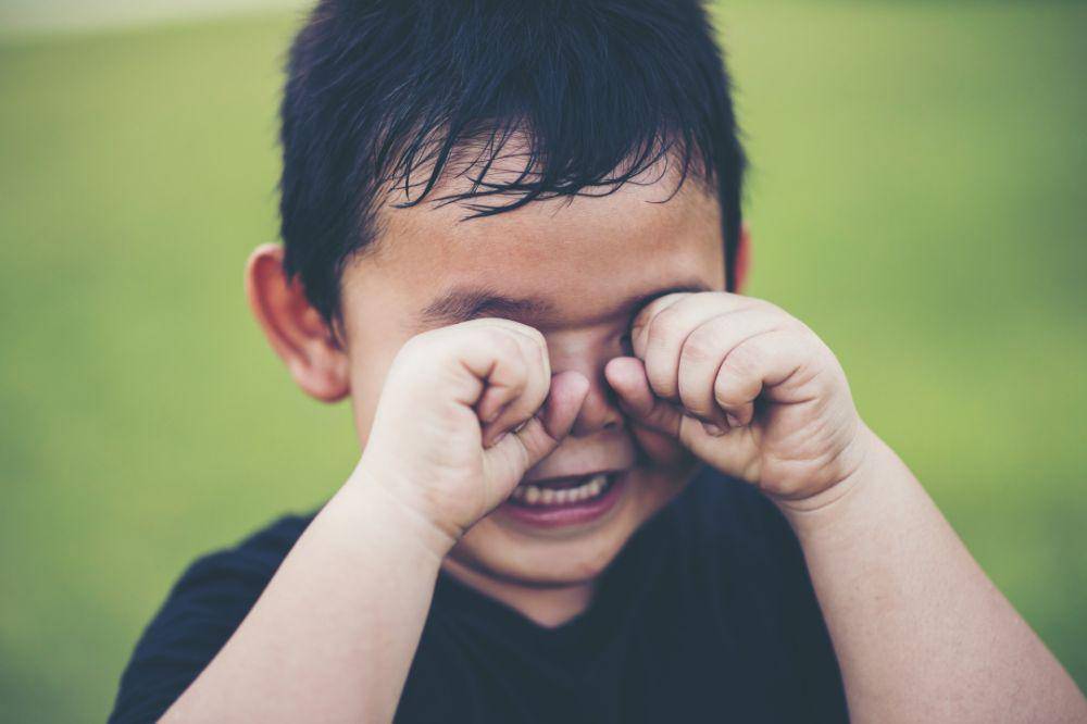 Anak laki-laki menangis