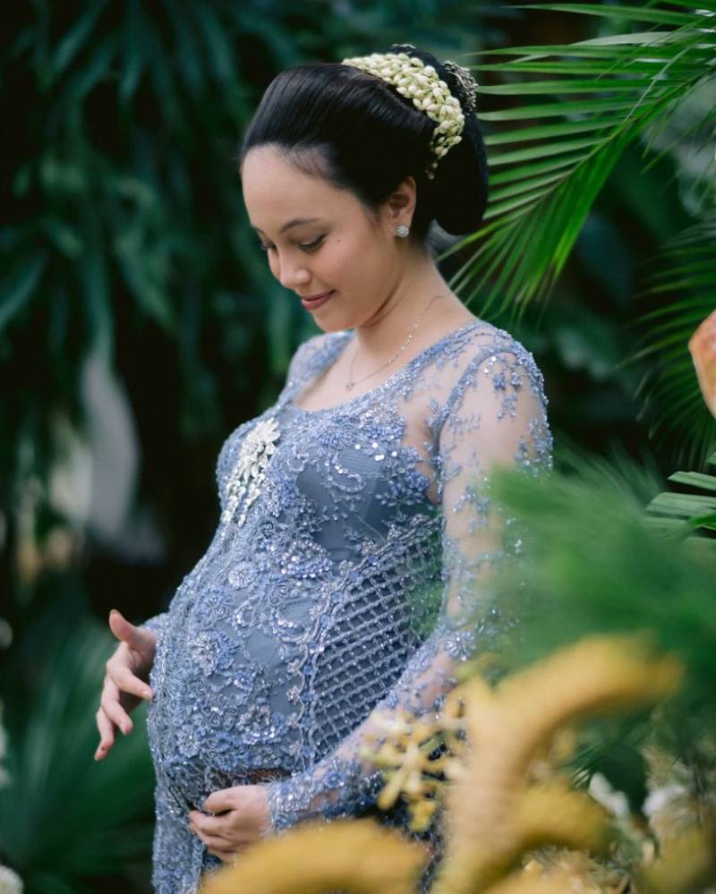 Foto Mitoni 7 Bulan Anggika Bolsterli