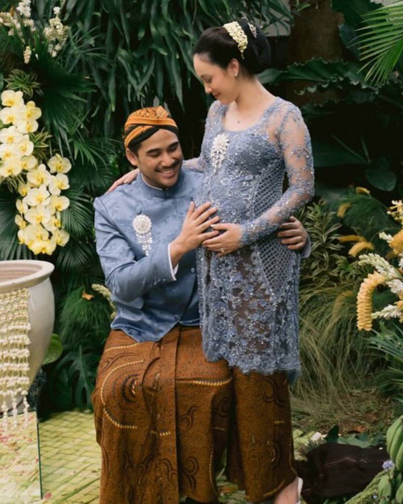 Foto Mitoni 7 Bulan Anggika Bolsterli