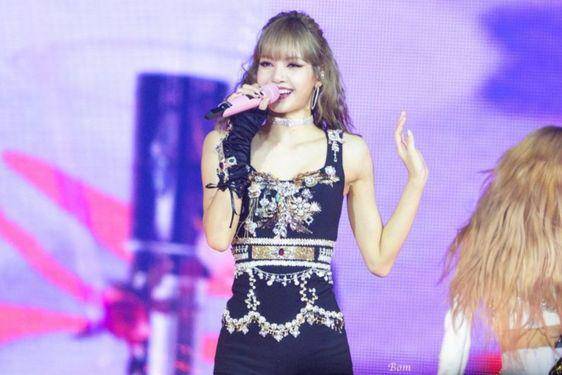10 Foto Transformasi Lisa BLACKPINK, Pesonanya Bikin Susah Berpaling! 10.jpg