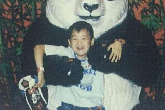 10 Foto Transformasi Suga BTS, Dulu Polos Kini Penuh Aura! 3.jpg