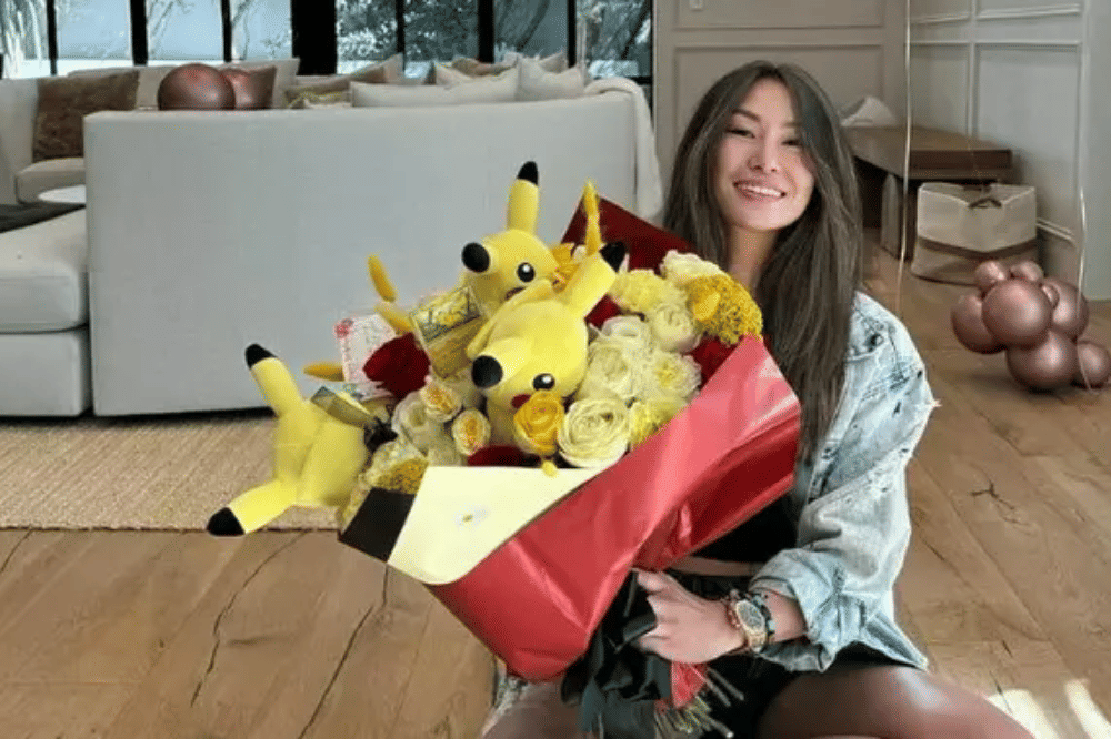 Lucy Guo dengan boneka pokemon