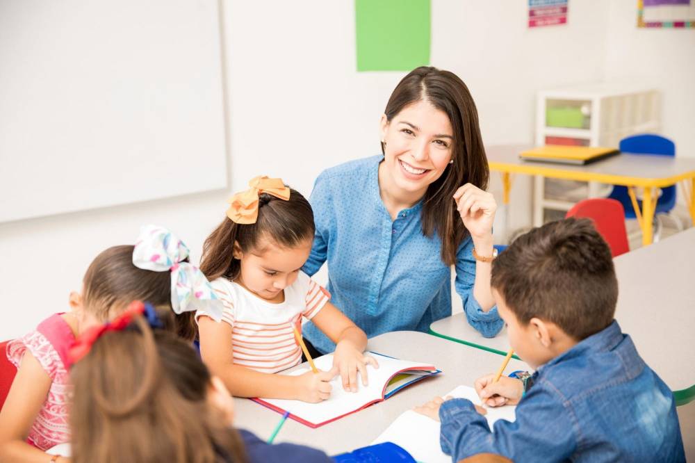 Guru mengajar anak di kelas